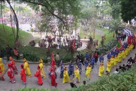 La procesión, junto con una delegación y un gran número de turistas, participa en la ceremonia de ofrenda de incienso en el templo Thuong. (Foto: VNA)