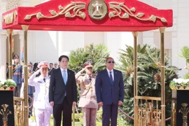 Ceremonia de bienvenida al presidente vietnamita Luong Cuong (izquierda) en Egipto. (Foto: VNA)