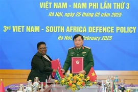 El viceministro de Defensa de Vietnam, Hoang Xuan Chien, y la secretaria general interina de Defensa de Sudáfrica, Thobekile Gamede. (Foto: VNA)