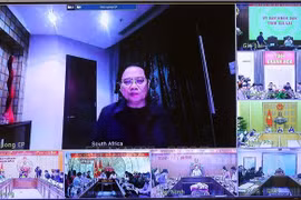 El primer ministro Pham Minh Chinh presidió una reunión virtual desde Sudáfrica para implementar planes de rescate, socorro y superación de las consecuencias de desastres naturales. (Foto: VNA)