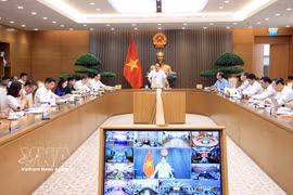 El viceprimer ministro Le Tien Chau preside una reunión del Comité Directivo para la construcción de escuelas integradas en las comunas fronterizas, celebrada de forma presencial y en línea. (Foto: VNA)