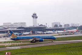 Un avión en el aeropuerto de Tan Son Nhat. (Foto ilustrada: VNA)
