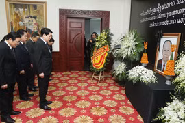 El presidente vietnamita, Luong Cuong, rinde homenaje al expresidente del Partido Popular Revolucionario y expresidente de Laos, Khamtay Siphandone. (Foto: VNA)