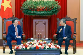 El secretario general del Partido Comunista de Vietnam, To Lam, recibe al embajador de Estados Unidos, Marc Knapper. (Foto: VNA)