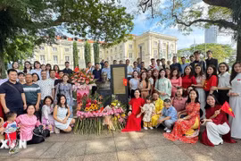 La comunidad vietnamita en Singapur deposita flores ante la estatua del Presidente Ho Chi Minh en el Museo de las Civilizaciones Asiáticas de Singapur para conmemorar el 80.º aniversario de la Revolución de Agosto y el Día Nacional el 2 de septiembre. (Foto: VNA)