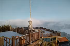 La escarcha cubre de blanco el área del mástil de la bandera en la cima del Fansipan. Foto: VNA