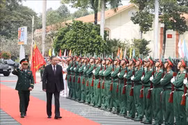 El secretario general del Partido Comunista de Vietnam, To Lam, visita Comando Militar de la provincia de Binh Duong. (Foto: VNA)