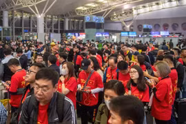 El 4 de enero, 250 aficionados al fútbol de Vietnam vuelan a Bangkok (Tailandia) para apoyar al equipo nacional en final del Campeonato de Fútbol de la ASEAN 2024. (Fuente: dantri.com.vn)