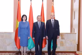 El secretario general del Partido Comunista de Vietnam, To Lam, la presidenta del Consejo de la República, Natalya Kochanova (izquierda), y el presidente de la Cámara de Representantes, Igor Sergeyenko (derecha), se toman una foto de grupo. (Foto: VNA)