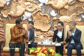 El embajador de Vietnam en Camboya, Nguyen Minh Vu (derecha), recibe al vicepresidente del CPP, Samdech Sar Kheng, en ocasión del Año Nuevo tradicional Choul Chnam Thmey 2026. (Foto: VNA)
