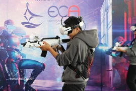 Estudiantes experimentan juegos de realidad virtual. (Fuente: VNA)