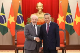 El secretario general del Partido Comunista de Vietnam, To Lam, recibe al presidente de Brasil, Luiz Inácio Lula da Silva, (Foto: VNA)