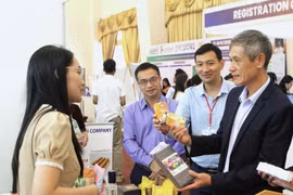 El embajador de Vietnam en Camboya, Nguyen Minh Vu (derecha), visita los stands de la Feria de Agricultura, Ganadería, Pesca, Alimentos y Bebidas en Phnom Penh 2025. (Foto: VNA)