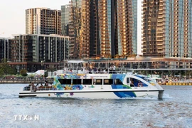 Un barco turístico lleva a los visitantes por la ciudad de Ho Chi Minh por el río Saigón. (Foto: Hong Dat/VNA)