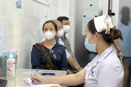 La gente espera a ser examinada para detectar conjuntivitis en el Hospital Oftalmológico de Ciudad Ho Chi Minh. (Foto: VNA)