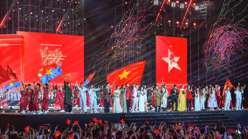 El programa político-artístico "La Patria en nuestros corazones" es organizado por el periódico Nhan Dan en colaboración con el Comité Popular de la Ciudad Ho Chi Minh. Foto: Comité Organizador