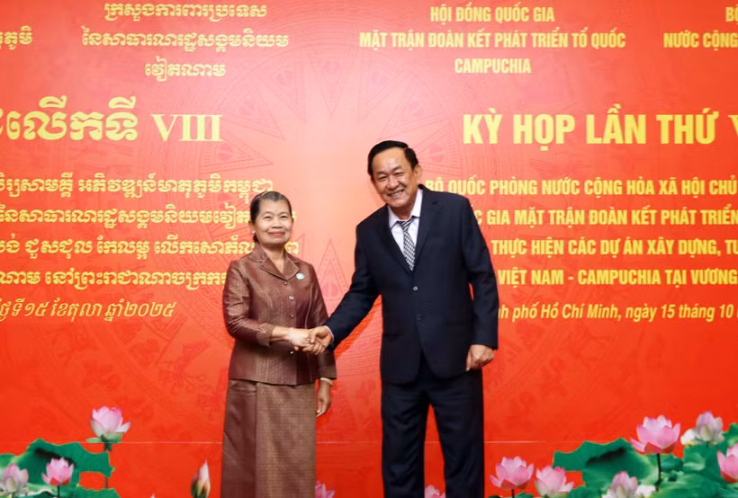 El coronel general Vo Minh Luong, viceministro de Defensa de Vietnam, y Samdech Men Sam An, presidenta del Consejo Nacional del Frente de Solidaridad para el Desarrollo de la Patria de Camboya. (Foto: VNA)