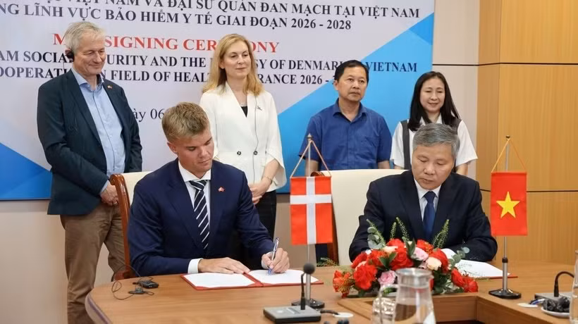 Representantes de ambas partes firman el Memorando de Entendimiento. (Foto: Vietnam+)