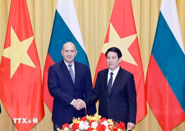 El presidente de Vietnam, Luong Cuong, y su homólogo de Bulgaria, Rumen Radev. (Fuente: VNA)