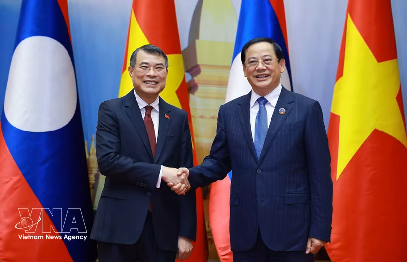 El primer ministro de Vietnam, Le Minh Hung, y el presidente de la Asamblea Nacional de Laos, Sonexay Siphandone. (Foto: VNA)