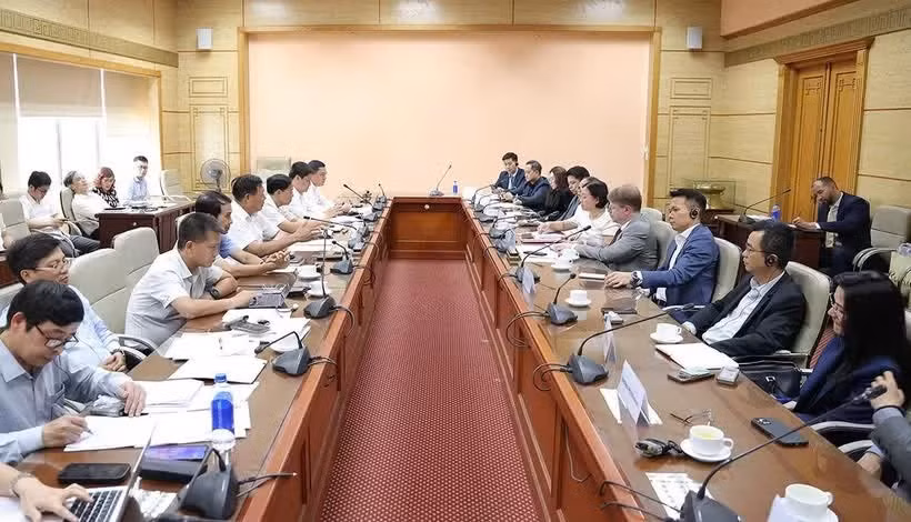 Dirigentes del Ministerio de Salud sostienen una reunión con una delegación de empresas estadounidenses. (Foto: Vietnam+)