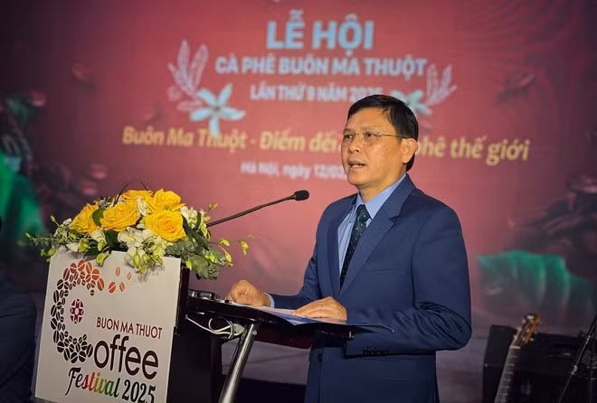 El vicepresidente del Comité Popular provincial de Dak Lak, Nguyen Tuan Ha, quien también es jefe del comité organizador del Festival del Café Buon Ma Thuot 2025, habla en la conferencia de prensa. (Foto: Vietnam +)