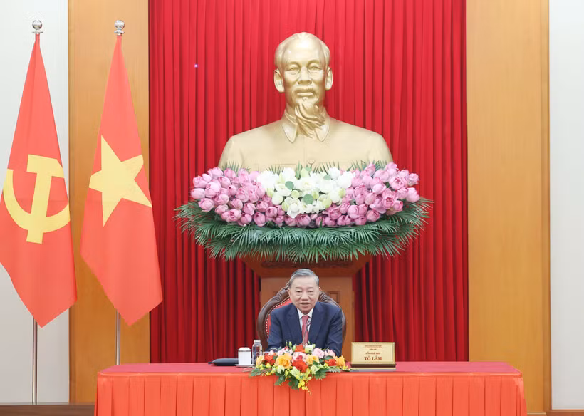El secretario general del Partido Comunista de Vietnam, To Lam, mantiene una conversación telefónica con el presidente estadounidense, Donald Trump. (Foto: VNA)