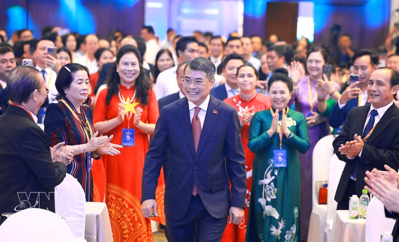 El primer ministro de Vietnam, Le Minh Hung, asiste al aniversario de la fundación de la Asociación de Pequeñas y Medianas Empresas. (Foto: VNA)