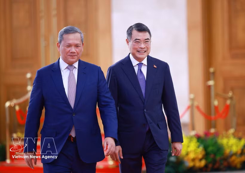 El primer ministro Le Minh Hung da la bienvenida al primer ministro camboyano Hun Manet en Hanoi el 8 de junio de 2026, con motivo de la visita oficial del último a Vietnam. (Foto: VNA)