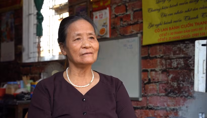 Hoang Thi Lan sigue manteniendo el método tradicional de elaboración de banh cuon de Thanh Tri. Foto: hanoimoi.vn