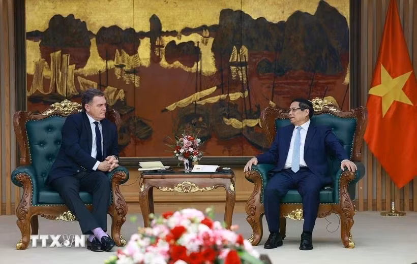El primer ministro de Vietnam, Pham Minh Chinh, y ministro de Transporte francés, Philippe Tabarot. (Fuente: VNA)