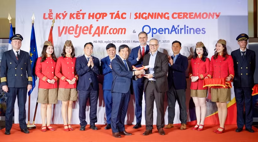 La aerolínea Vietjet y OpenAirlines firman un acuerdo de asociación estratégica. 
