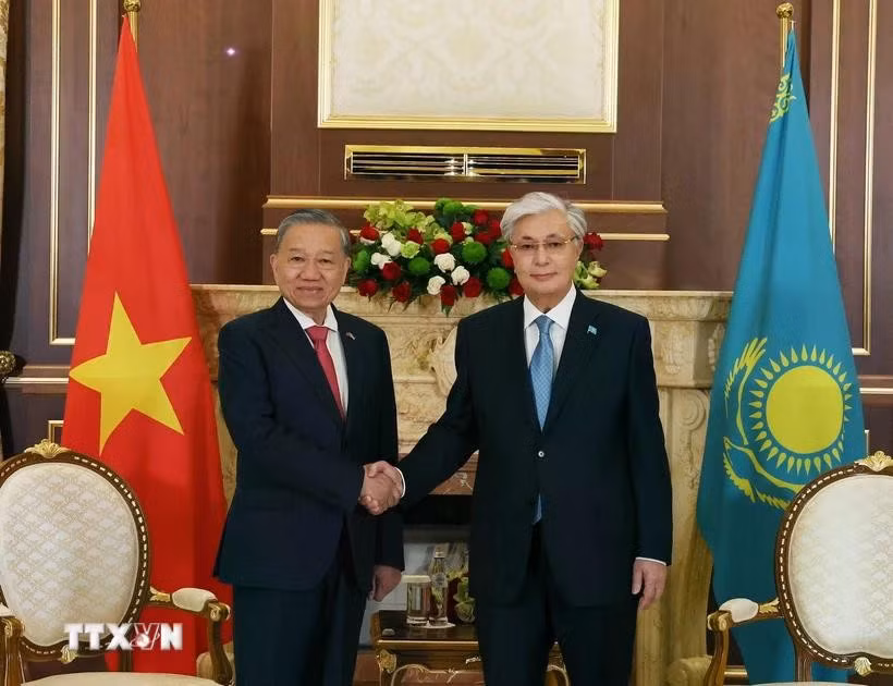 El presidente de Kazajistán, Kassym-Jomart Tokayev, y el secretario general del Partido Comunista de Vietnam, To Lam. (Fuente: VNA)