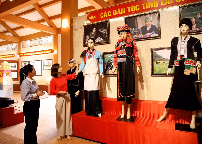 Guía turístico del Museo Provincial presenta temas del espacio cultural en la sala de exposiciones. (Foto: baolaichau.vn)