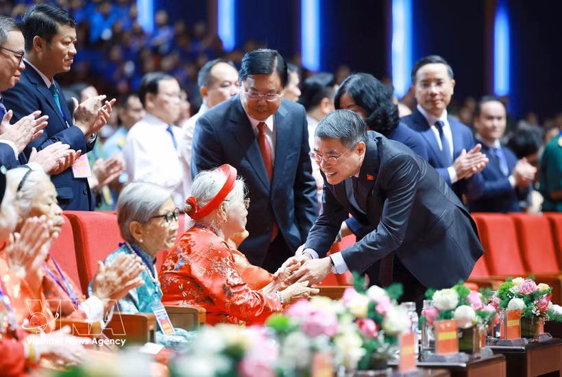El primer ministro de Vietnam, Le Minh Hung, visita a las Madres Heroicas vietnamitas que asisten a la Conferencia Nacional en honor a las personas que contribuyeron a la revolución de 2026. Foto: VNA