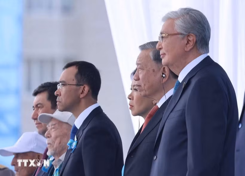El secretario general del Partido Comunista de Vietnam, To Lam, y el presidente de Kazajistán, Kassym-Jomart Tokayev, asisten al desfile militar. (Fuente: VNA)