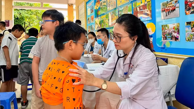 Examen de salud para niños. (Foto: Hospital General Dong Da, Hanoi)