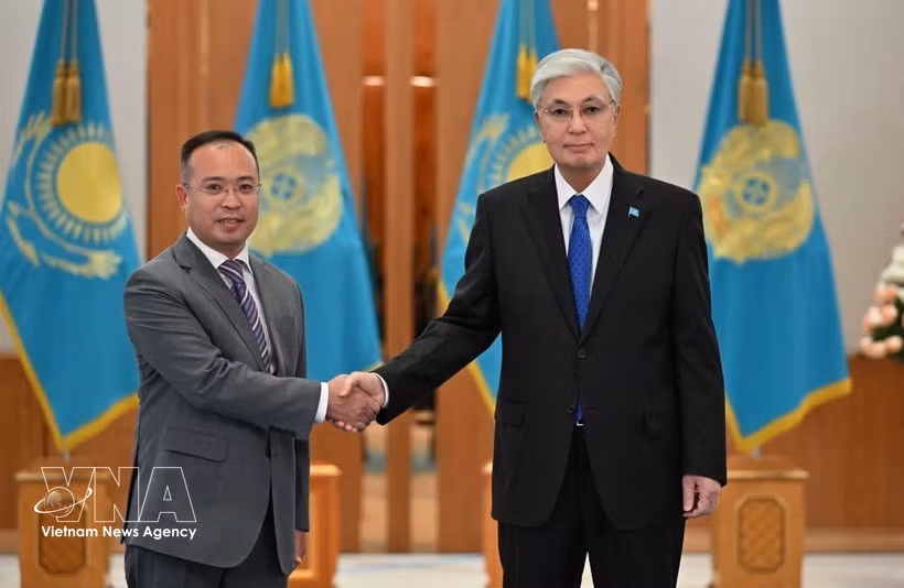 El embajador de Vietnam en Kazajistán, Nguyen Thanh Le, presenta sus cartas credenciales al presidente kazajo, Kassym-Jomart Tokayev. (Foto: VNA)