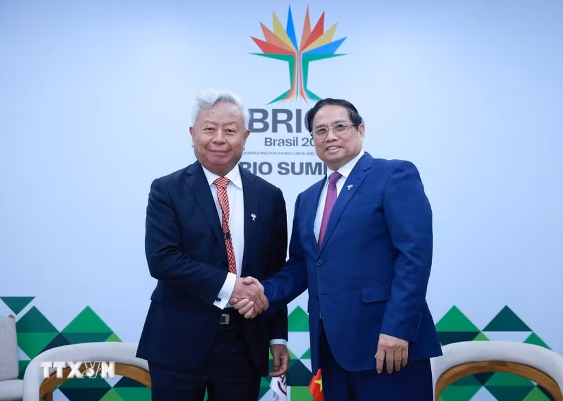 El primer ministro de Vietnam, Pham Minh Chinh, y el presidente del AIIB, Jin Liqun. (Fuente: VNA)