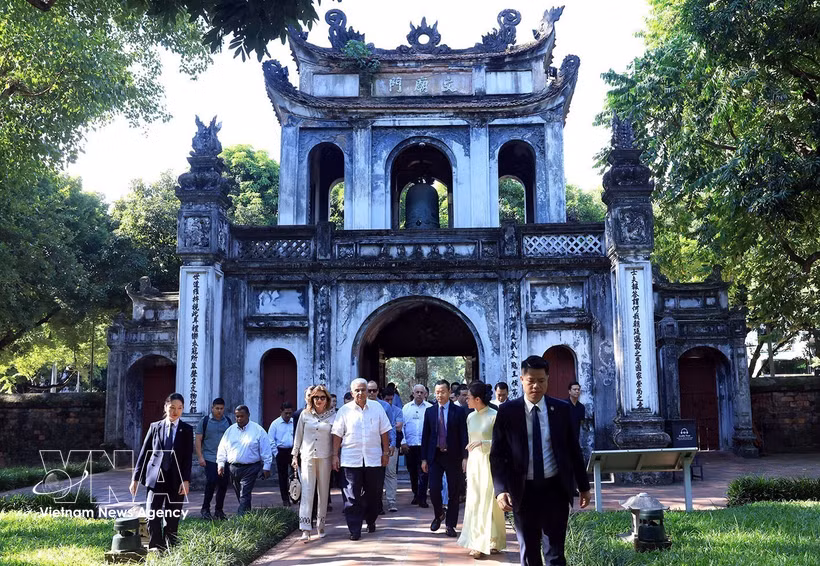 El presidente de Panamá, José Raúl Mulino Quintero, y su esposa, Maricel Cohen de Mulino, visitaron hoy el Templo de la Literatura. (Foto: VNA)