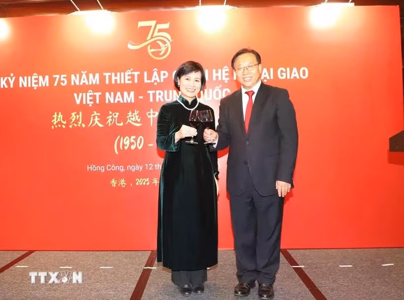 La cónsul general de Vietnam en Hong Kong y Macau (China), Le Duc Hanh, y el omisionado del Ministerio de Asuntos Exteriores de China en Hong Kong, Cui Jianchun. (Fuente: VNA)