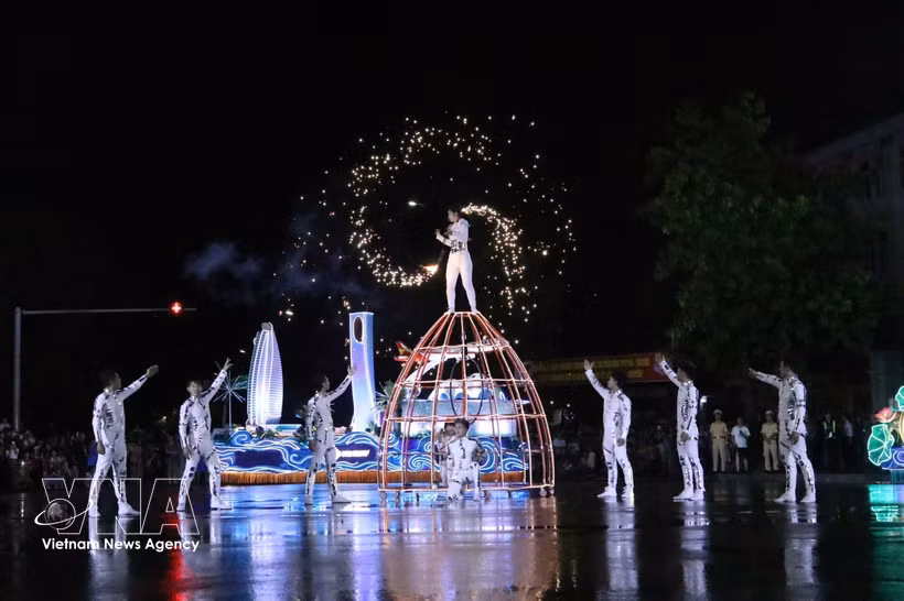 Los artistas desafían la lluvia para ofrecer una impresionante actuación artística. Foto: VNA
