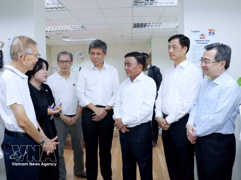 El miembro del Buró Político y permanente del Secretariado del Comité Central del Partido Comunista de Vietnam, Tran Cam Tu, y el subsecretario general del Partido de Acción Popular (PAP), ministro de Defensa y ministro coordinador de los Servicios Públicos, Chan Chun Sing, participan en actividades de intercambio en un centro de atención a los electores del PAP. Foto: VNA