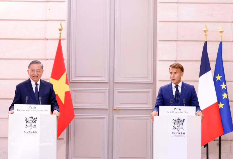 El secretario general del Partido Comunista y presidente de Vietnam, To Lam, y el presidente francés, Emmanuel Macron, se reúnen con la prensa antes de sus conversaciones. (Foto: VNA)