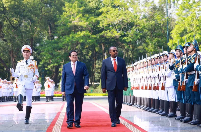 El primer ministro de Vietnam, Pham Minh Chinh, y su homólogo etíope, Abiy Ahmed Ali, pasan revista a la guardia de honor. (Fuente: VNA)