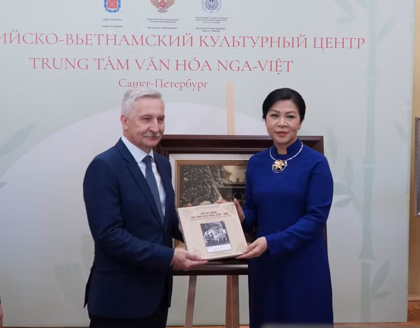 Ngo Phuong Ly, esposa del secretario general del Partido Comunista de Vietnam To Lam, presenta al Centro la serie de libros "Ho Chi Minh y Vietnam: la amistad con Rusia". (Foto: VNA)