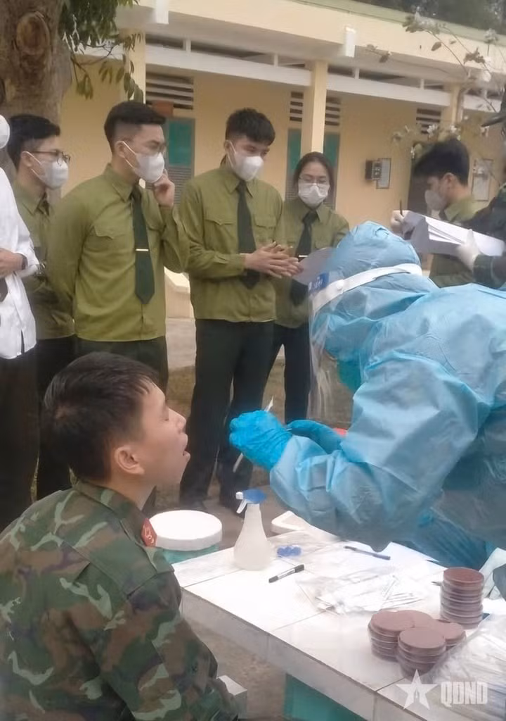 Realizan la prueba de la bacteria meningocócica. (Fuente: Periódico Quan doi nhan dan)