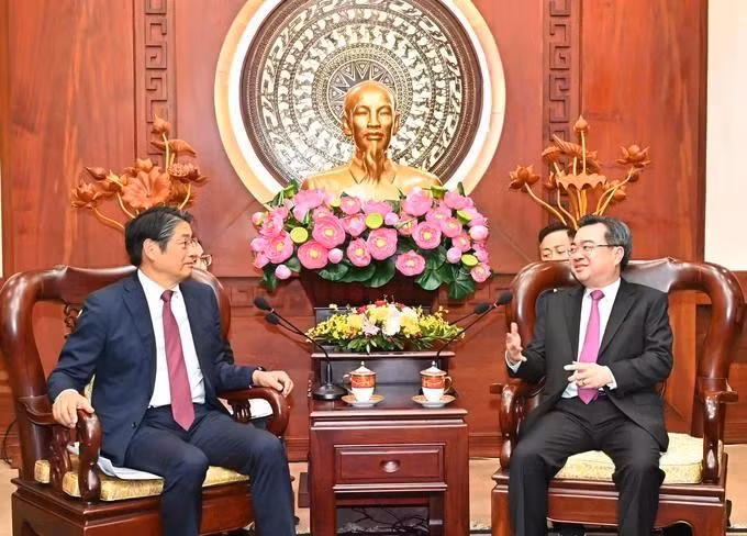 El subsecretario del Comité del Partido Comunista de Vietnam en Ciudad Ho Chi Minh, Nguyen Thanh Nghi, recibe al embajador japonés en Vietnam, Ito Naoki. (Foto: www.sggp.org.vn)