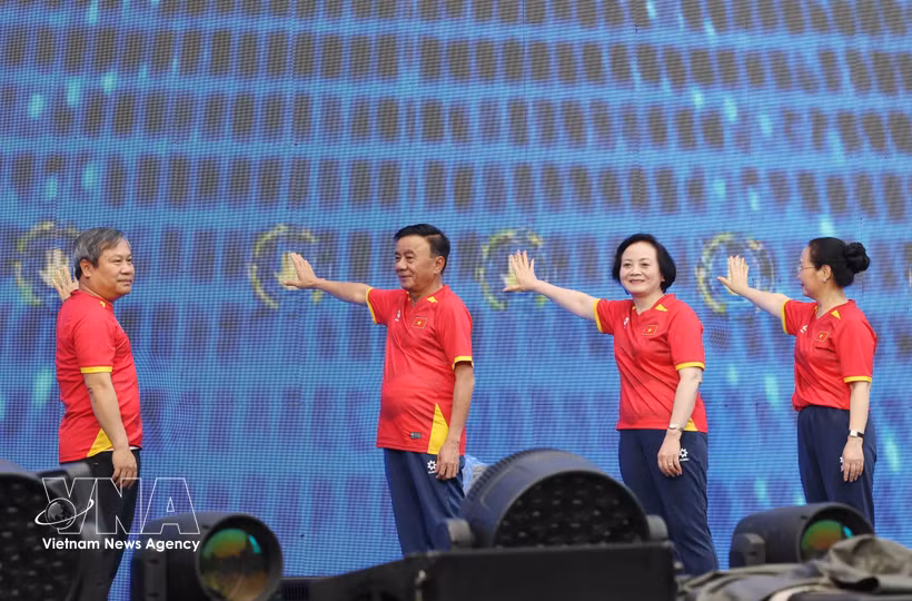 El miembro del Buró Político y permanente del Secretariado del Comité Central del Partido Comunista de Vietnam, Tran Cam Tu, la viceprimera ministra Pham Thi Thanh Tra y otros delegados participan en el acto de lanzamiento. Foto: VNA
