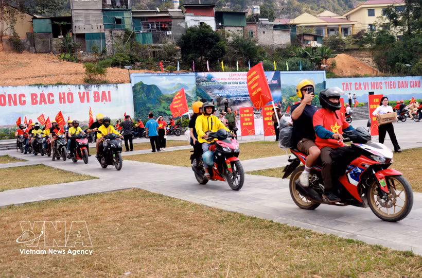 Tras la ceremonia de lanzamiento, el convoy de 100 motocicletas recorre el trayecto desde Dong Van a través del paso de Ma Pi Leng, contemplando espectaculares paisajes montañosos y el río Nho Que, para finalizar en Pa Vi Ha, en la comuna de Meo Vac. (Foto: VNA)